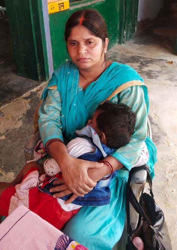 ालगंज कोतवाली के संगियापुर प्राथमिक विद्यालय में लूट की शिकार शिक्षिका वर्षा त्रिपाठी। ालगंज कोतवाली के संगियापुर प्राथमिक विद्यालय में लूट की शिकार शिक्षिका वर्षा त्रिपाठी।