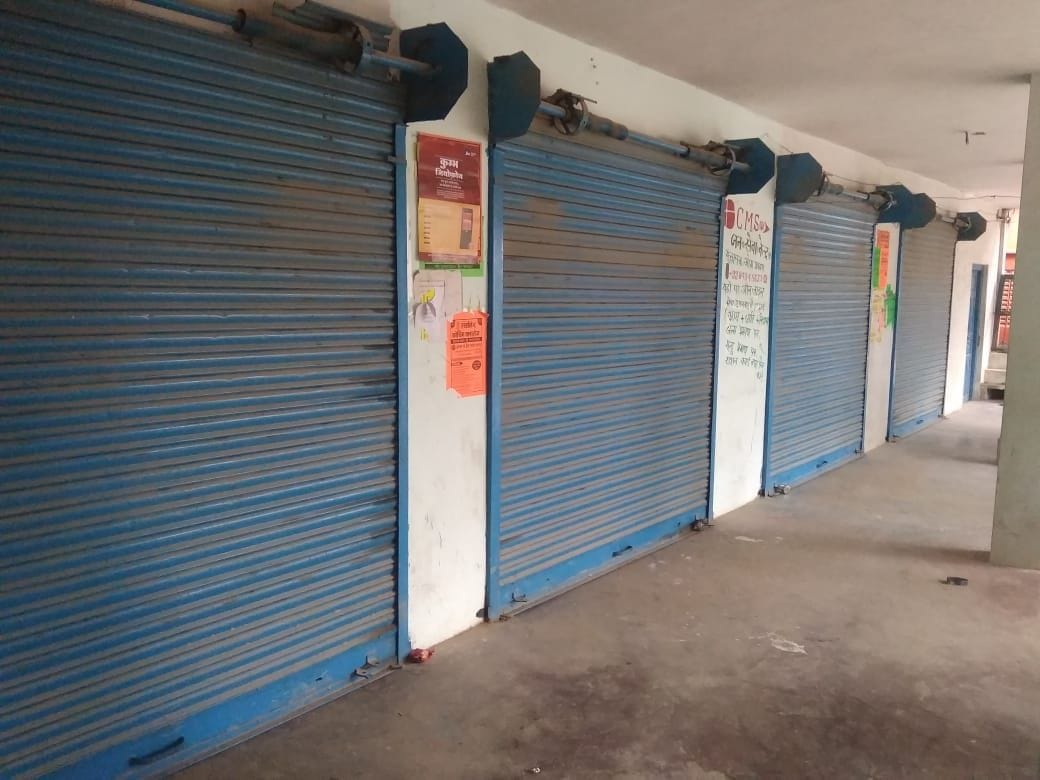 आसपुर देवसरा थाना क्षेत्र के दयालगंज बाजार में पुलिस के विरोध में बंद दुकानें। आसपुर देवसरा थाना क्षेत्र के दयालगंज बाजार में पुलिस के विरोध में बंद दुकानें।