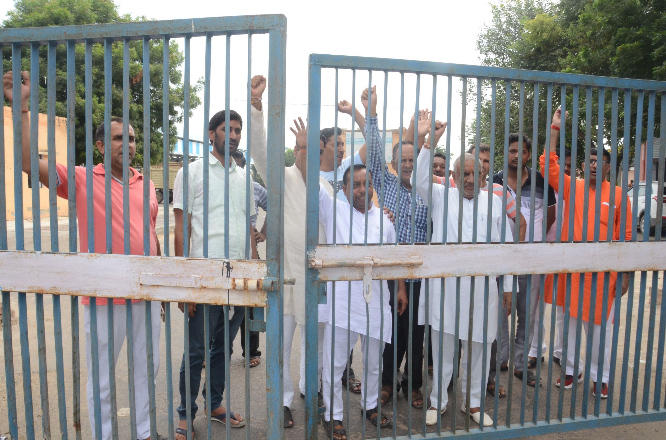  नई अनाज मंडी का गेट बंद कर रोष जताते आढ़ती ।