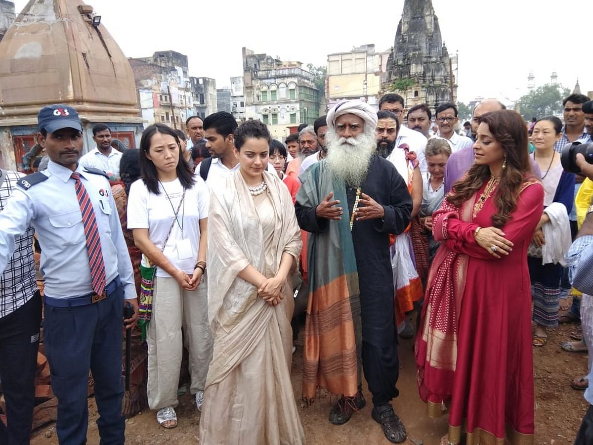 Sadhguru Jaggi Vasudev With Kangana Ranaut Juhi Chawla In Varanasi - कंगना  और जूही के साथ काशी की गलियों में घूमे सद्गुरु, बताया आंतरिक यात्रा में  मददगार होते हैं मंदिर - Amar