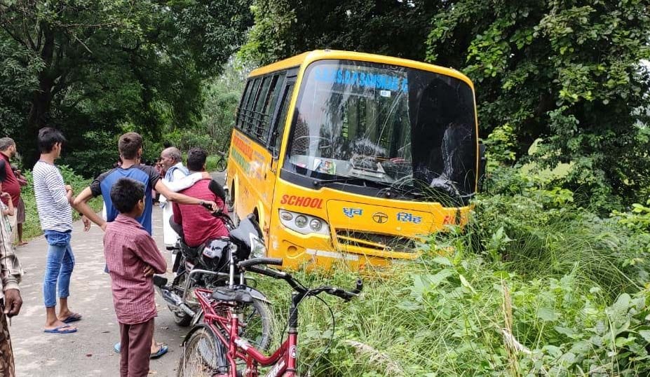 महेशगंज के मालाधर छत्ता स्थित विद्यालय की बस सडक किनारे खाईं में फंसी। महेशगंज के मालाधर छत्ता स्थित विद्यालय की बस सडक किनारे खाईं में फंसी।