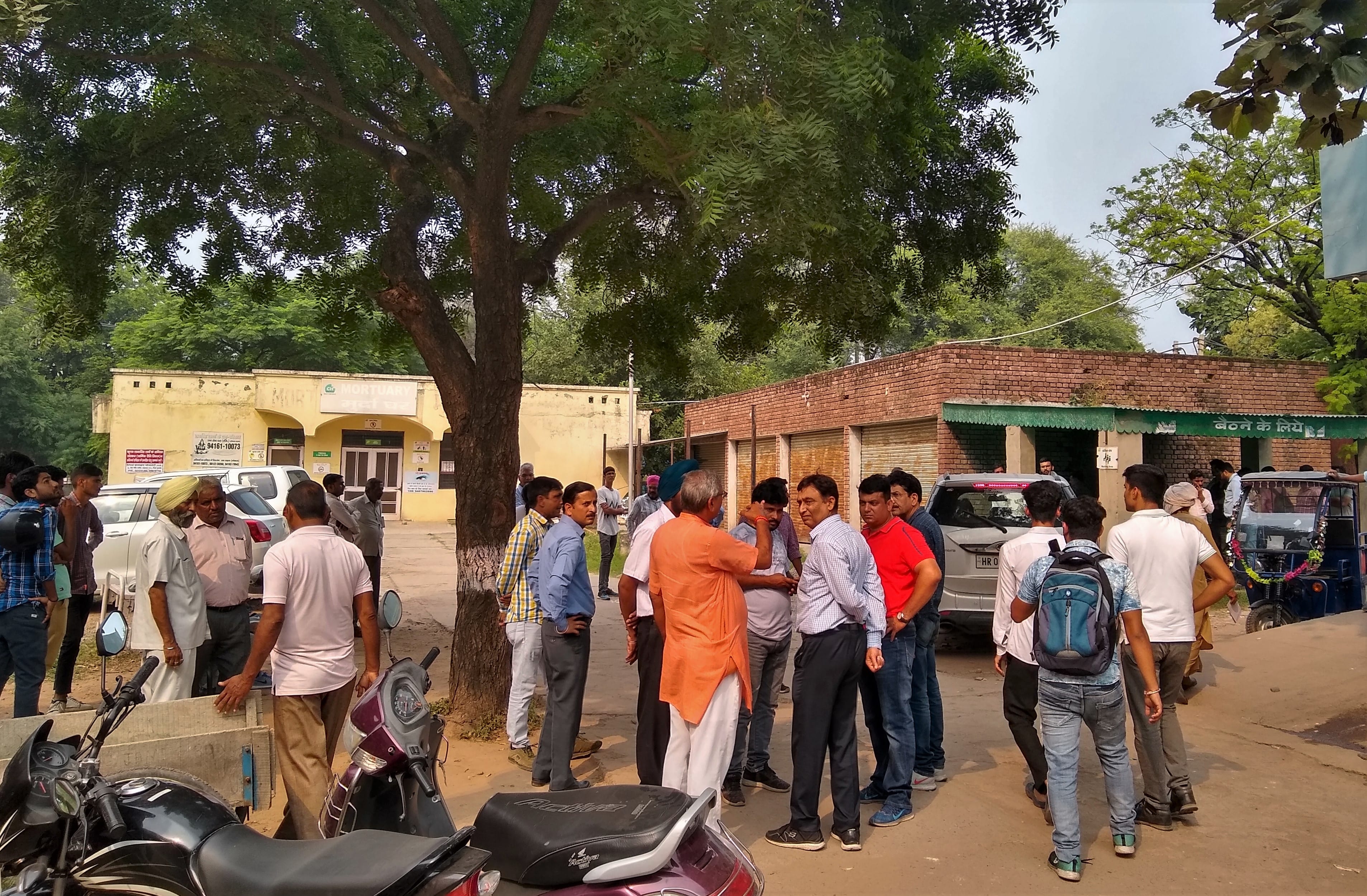 ेक्टर -6 जनरल अस्पताल में पोस्टमार्टम हाउस के बाहर एचएसवीपी के कर्मचारी मौजूद रहे। एचएसवीपी के  ज?