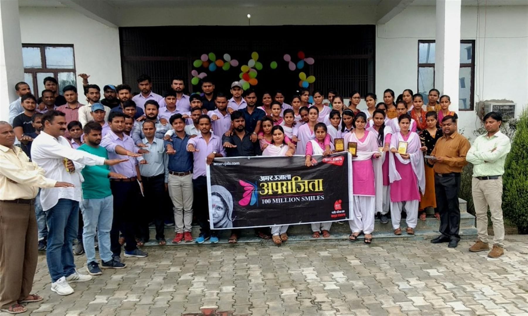 अपराजिता कार्यक्रम के तहत नारी सम्मान को अक्षुण्ण रखने की शपथ लेते चौधरी गुलाब सिंह डिग्री कॉले?