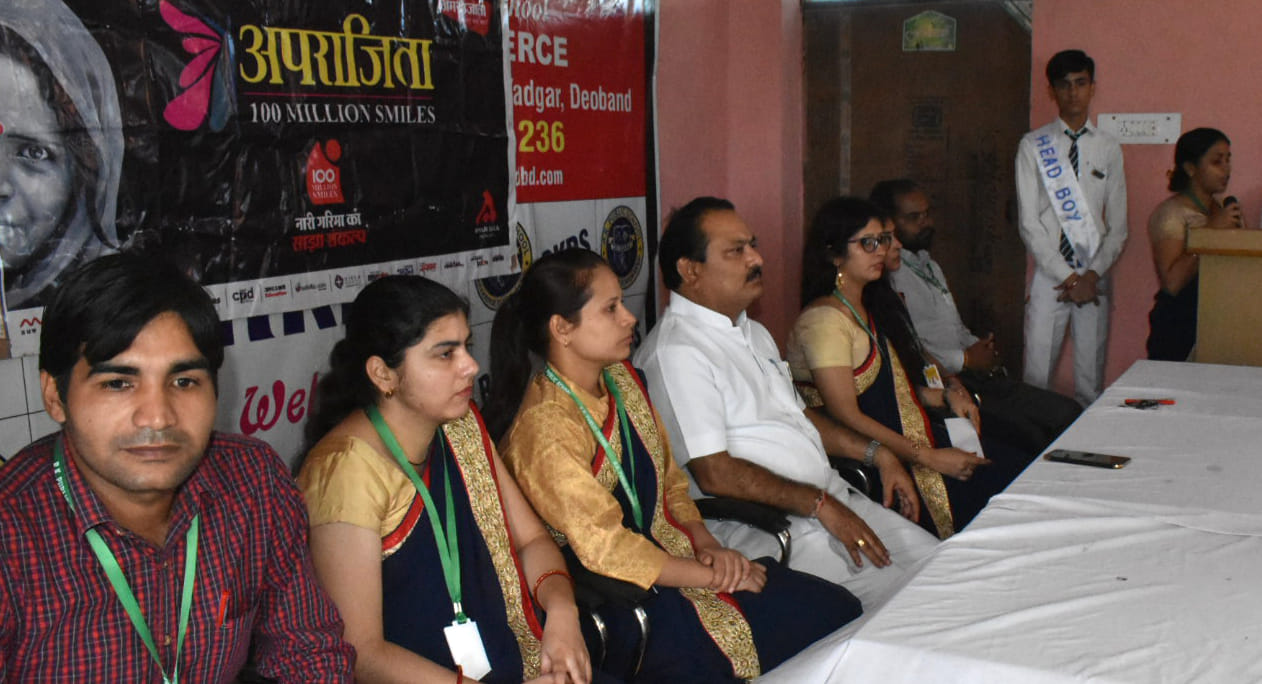 आरेक पब्लिक स्कूल में अपराजिता 100 मिलियन स्माइल अभियान के नारी सशक्तिकरण कार्यक्रम में मंचासीन श
