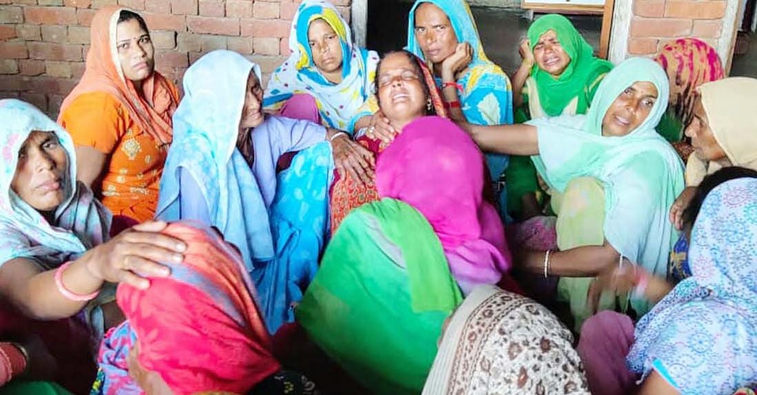 दौराला में ट्रेन के आगे कूदकर आत्महत्या करने वाले अनुज के घर में विलाप करते परिजन।