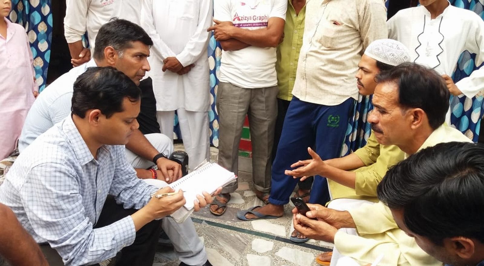 भगवानपुर क्षेत्र के छापुर गांव में बुखार से हुई ग्रामीण की मौत के बाद परिजनों से जानकारी लेते एसी