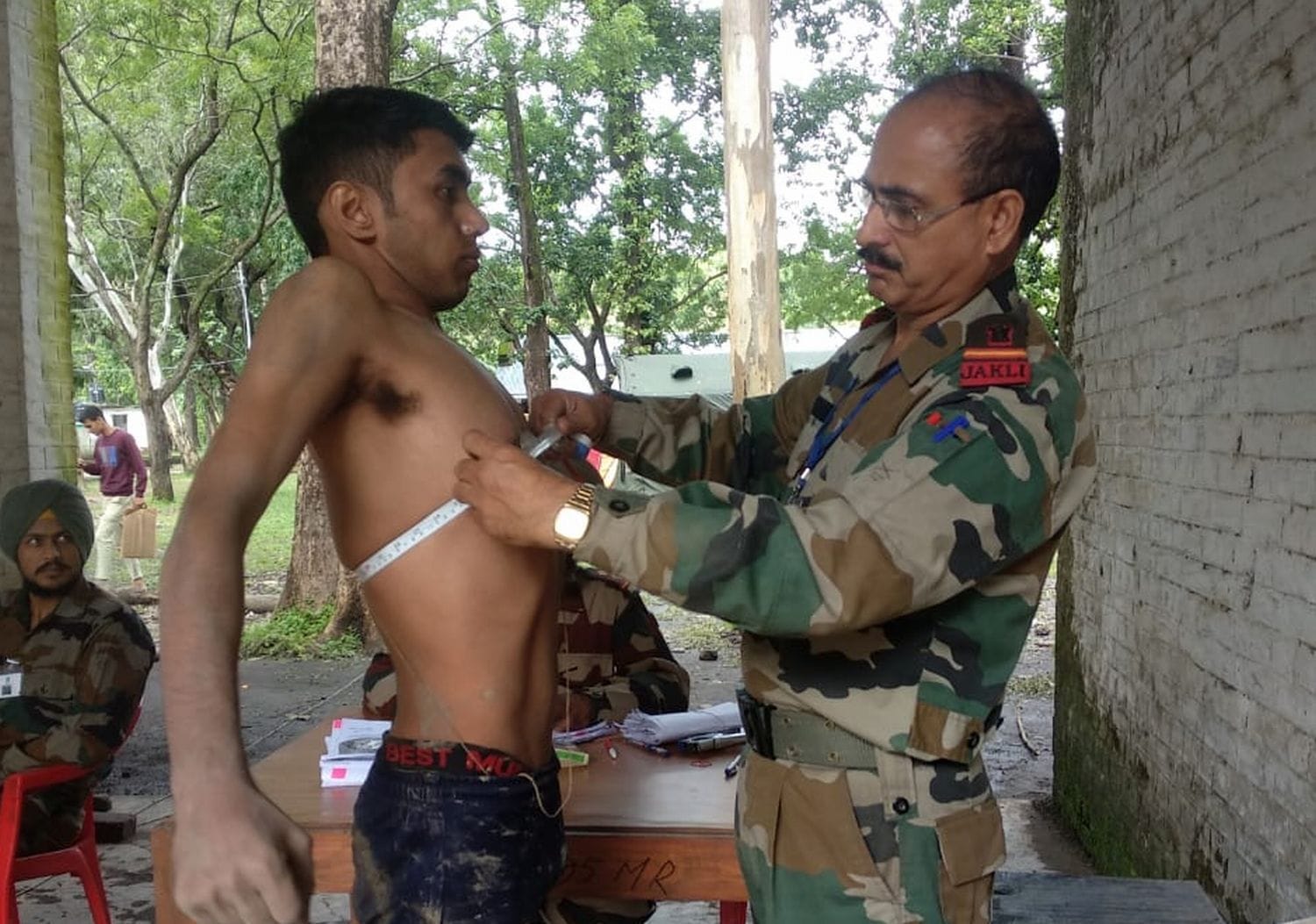 बनबसा सेना भर्ती में एक युवक की सीने का नाम लेते एक जूनियर कमीशन सेनाधिकारी। बनबसा सेना भर्ती में एक युवक की सीने का नाम लेते एक जूनियर कमीशन सेनाधिकारी।