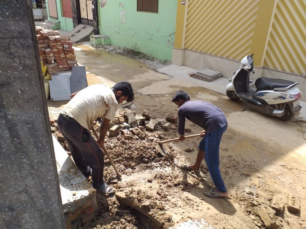  विकास नगर में एसडीओ के घर के पानी का कनेक्शन काटते पब्लिक हेल्थ के कर्मी