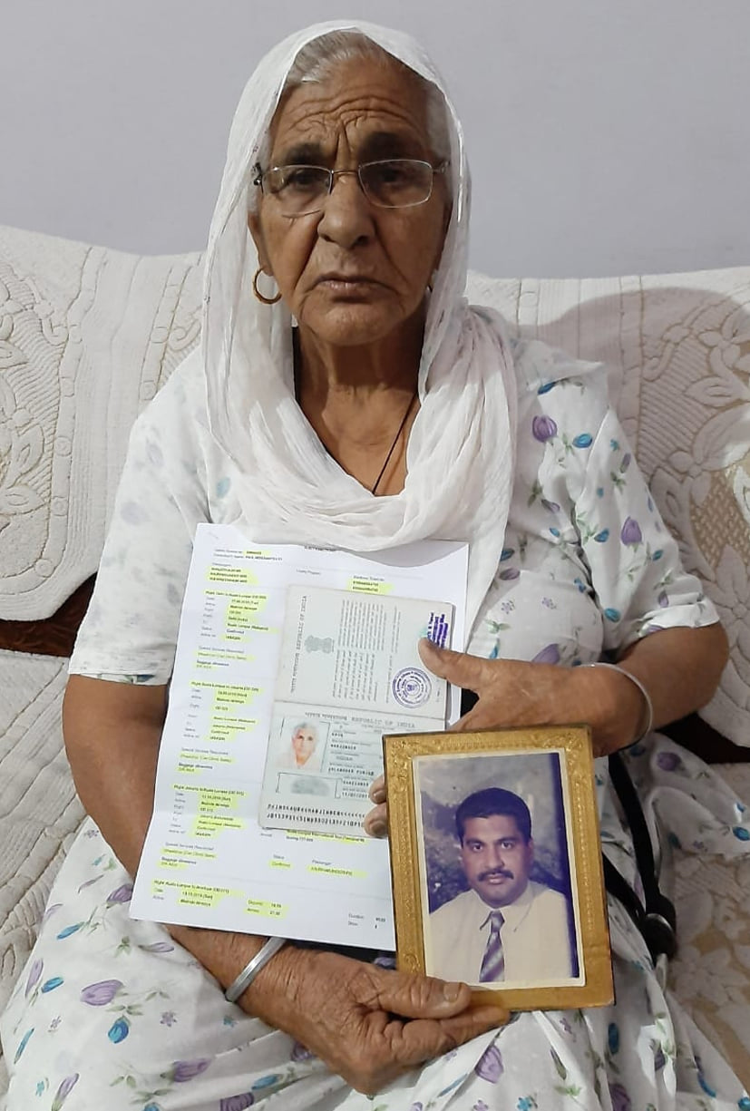 इंडोनेशिया में बंद गुरदीप का फोटो दिखाती मां इंडोनेशिया में बंद गुरदीप का फोटो दिखाती मां
