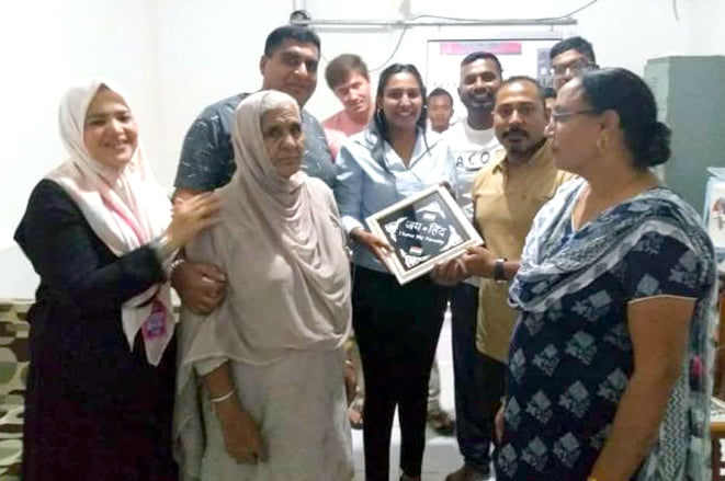 इंडो नेशिया में गुरदीप से मुलाकात करता परिवार इंडो नेशिया में गुरदीप से मुलाकात करता परिवार