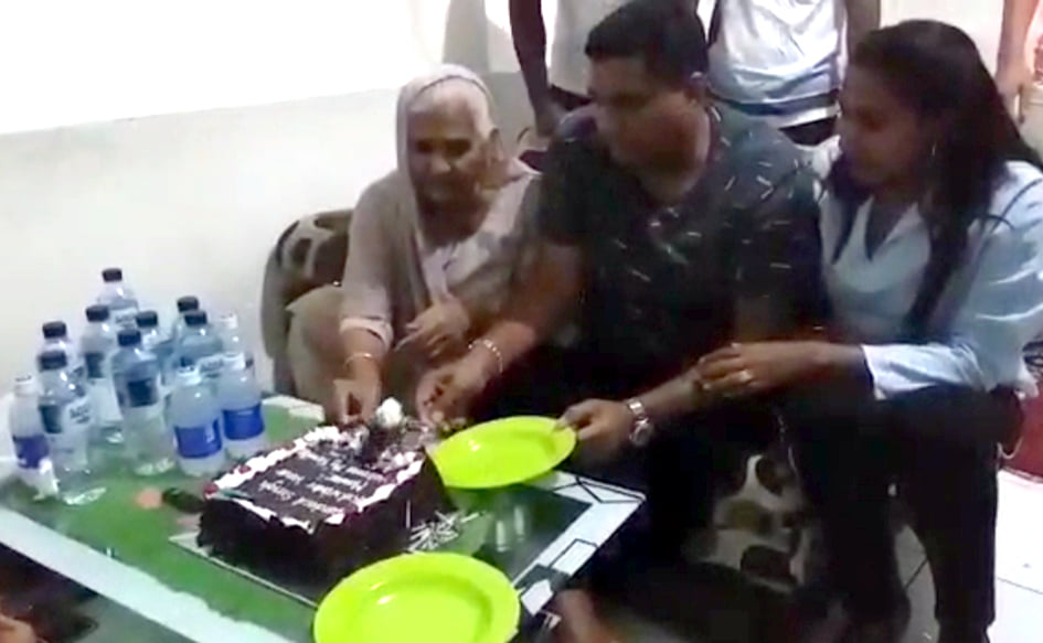 इंडोनेशिया में गुरदीप का जन्मदिन मनाते परिजन इंडोनेशिया में गुरदीप का जन्मदिन मनाते परिजन