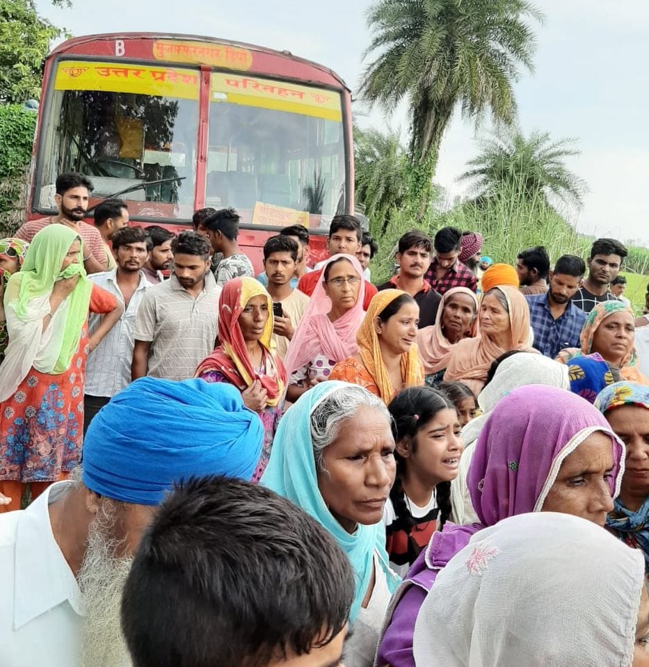 हस्तिनापुर के गांव लतीफपुर में बस की टक्कर हुई पूर्ण सिंह के मौत के बाद मौके पर मौजूद। हस्तिनापुर के गांव लतीफपुर में बस की टक्कर हुई पूर्ण सिंह के मौत के बाद मौके पर मौजूद।
