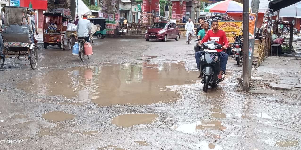 चित्तू पांडेय चौराहें पर गढ्ढे में लगा बरसात का पानी चित्तू पांडेय चौराहें पर गढ्ढे में लगा बरसात का पानी