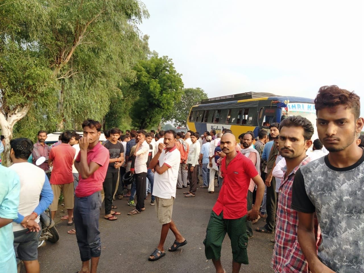 घटनास्थल पर लगी भीड़ घटनास्थल पर लगी भीड़