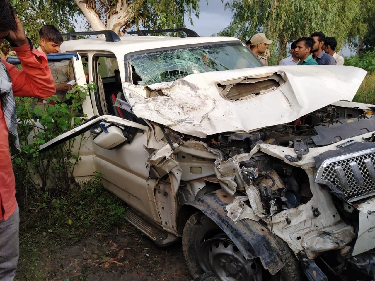 घटनास्थल पर खड़ी क्षतिग्रस्त स्कॉर्पियो घटनास्थल पर खड़ी क्षतिग्रस्त स्कॉर्पियो
