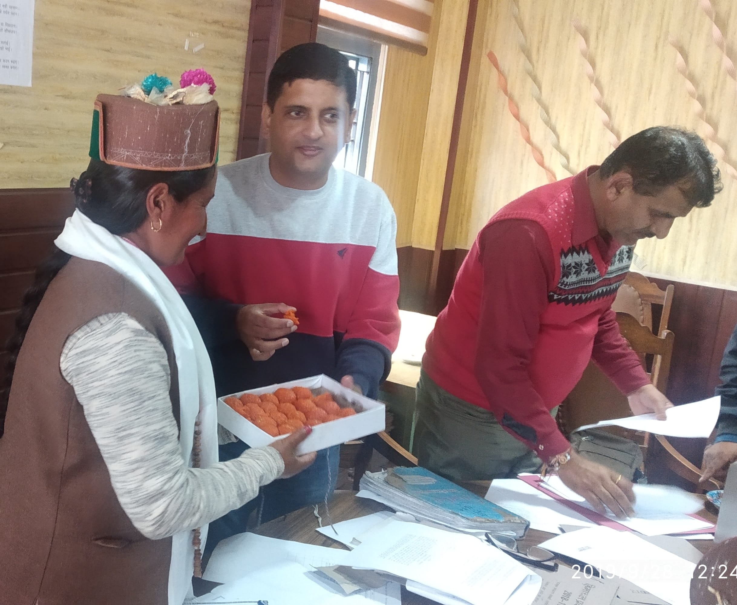 पीठासीन अधिकारी को मिठाई खिलाती नवनियुक्त अध्यक्ष सीमा देवी। पीठासीन अधिकारी को मिठाई खिलाती नवनियुक्त अध्यक्ष सीमा देवी।