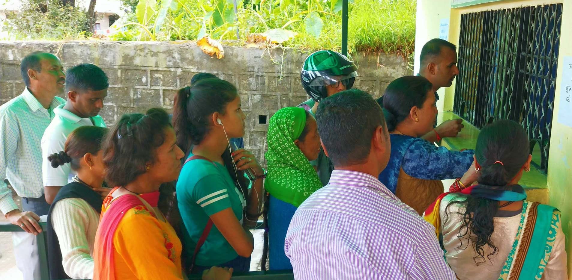 चंपावत जिला अस्पताल में पर्ची काउंटर में लाइन में लगे लोग। चंपावत जिला अस्पताल में पर्ची काउंटर में लाइन में लगे लोग।