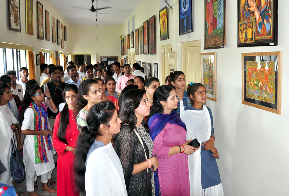 जैन डिग्री कॉलेज में लगी प्रदर्शनी का अवलोकन करती छात्राएं