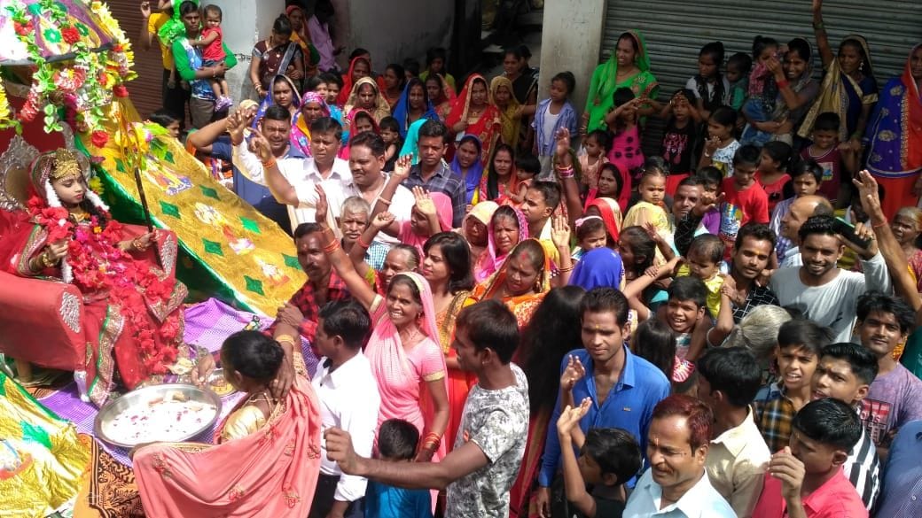 टनकपुर में शारदीय नवरात्र की शुभारंभ मौके पर घसियारा मंडी मां दुर्गा कमेटी की ओर से निकाली गई में टनकपुर में शारदीय नवरात्र की शुभारंभ मौके पर घसियारा मंडी मां दुर्गा कमेटी की ओर से निकाली गई में