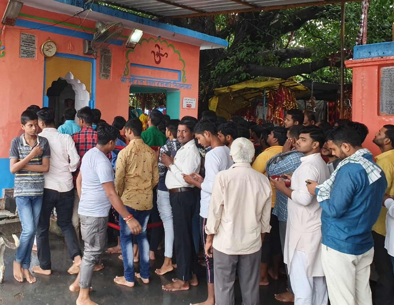 जिमाबाद में माता के दरबार में दर्शन को भक्तों की लगी कतार।