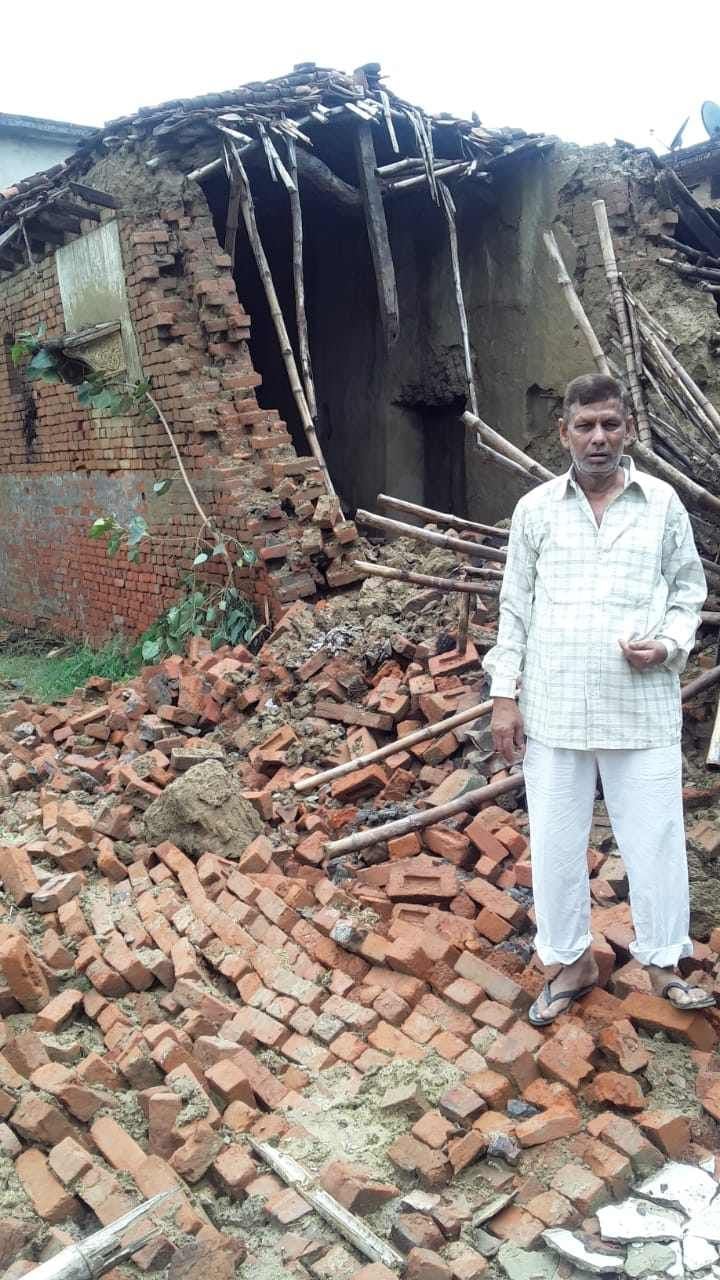निजामाबाद तहसील क्षेत्र के परवेजाबाद गांव में वीरेंद्र कुमार अस्थाना का बरसात में गिरा मकान। निजामाबाद तहसील क्षेत्र के परवेजाबाद गांव में वीरेंद्र कुमार अस्थाना का बरसात में गिरा मकान।