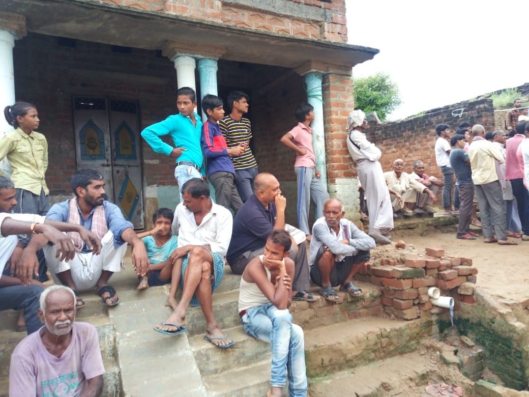 घर के बाहर लगी ग्रामीणों की भीड़