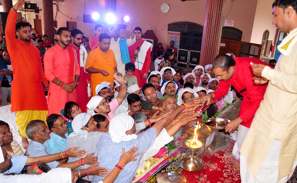 बाबा भूतेश्वर महादेव मन्दिर में श्री द्रु्गा महोत्सव में ज्योति प्रज्जलित करते परिवार बाबा भूतेश्वर महादेव मन्दिर में श्री द्रु्गा महोत्सव में ज्योति प्रज्जलित करते परिवार