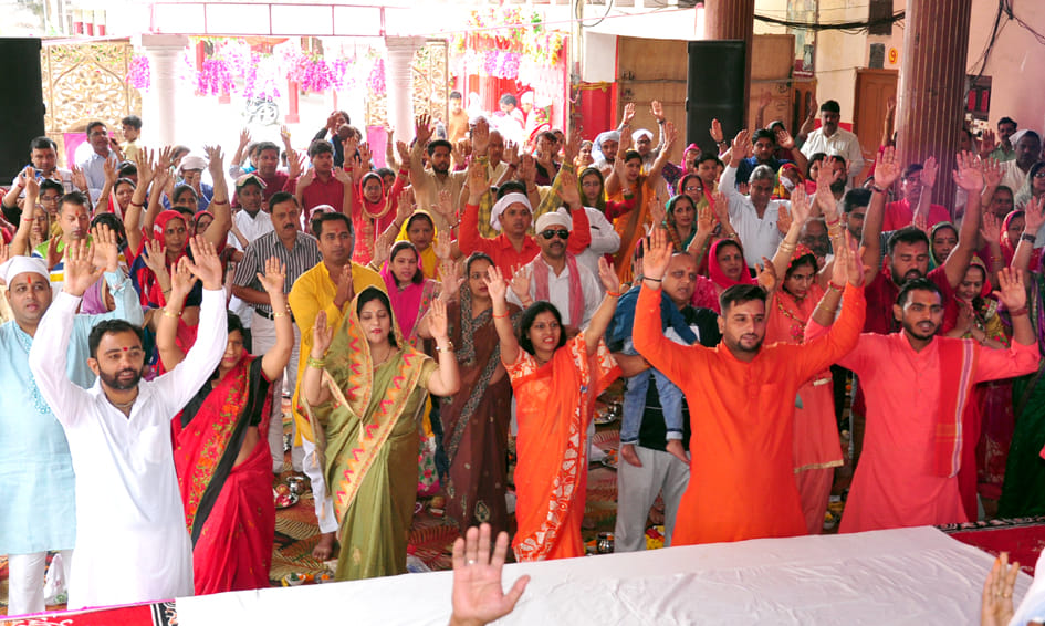 बाबा भूतेश्वर महादेव मन्दिर में श्री द्रु्गा महोत्सव में जयघोष करते परिवार बाबा भूतेश्वर महादेव मन्दिर में श्री द्रु्गा महोत्सव में जयघोष करते परिवार