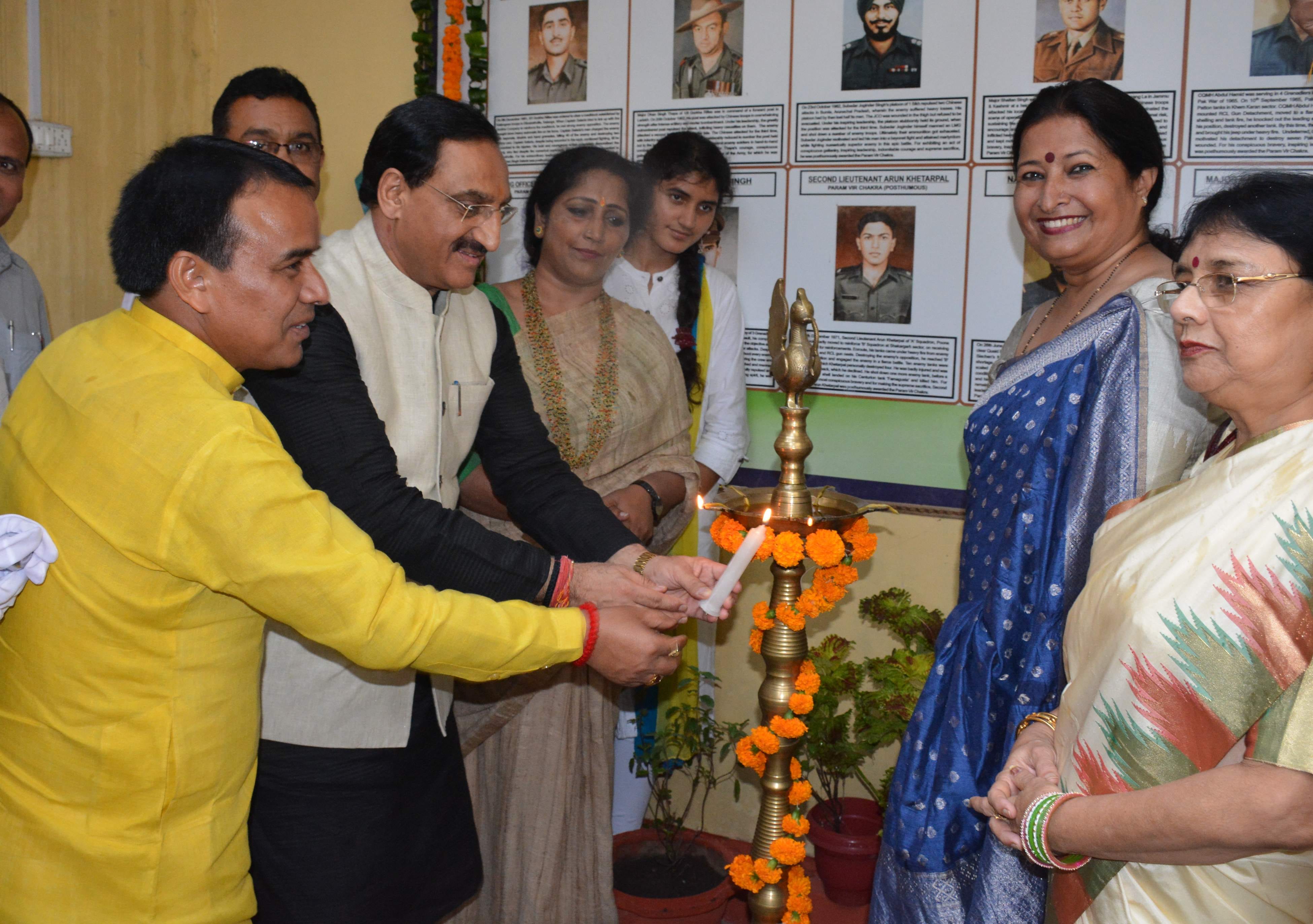 एमकेपी कॉलेज में आयोजित कार्यक्रम सेमिनार का दीप प्रज्जवलित करके शुभारंभ करते केंद्रीय मंत्री ? एमकेपी कॉलेज में आयोजित कार्यक्रम सेमिनार का दीप प्रज्जवलित करके शुभारंभ करते केंद्रीय मंत्री ?