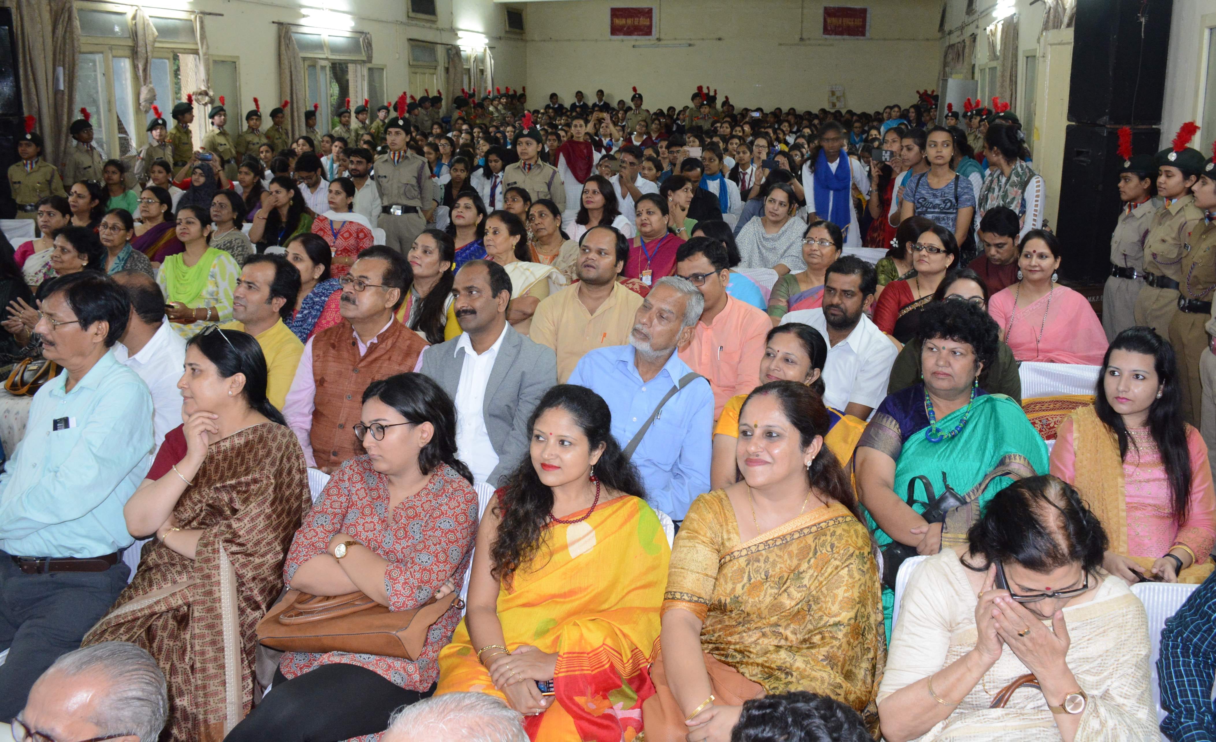 एमकेपी कॉलेज में आयोजित कार्यक्रम में उपस्थित छात्राएं,अध्यापिकाएं व अन्य । एमकेपी कॉलेज में आयोजित कार्यक्रम में उपस्थित छात्राएं,अध्यापिकाएं व अन्य ।