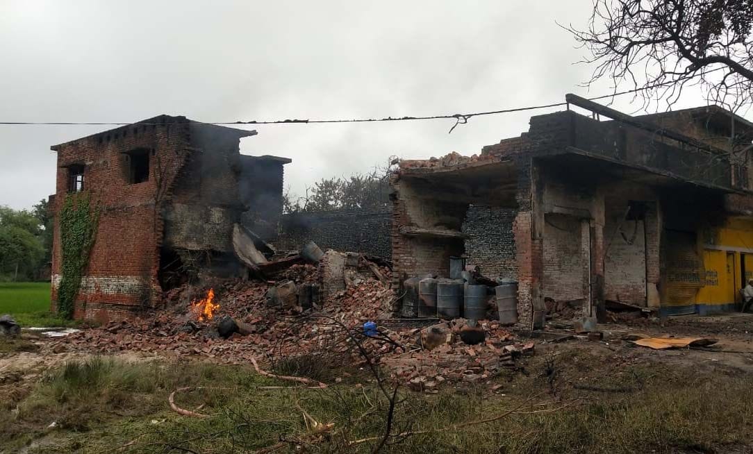 कुंडा हथिगवां थाना क्षेत्र के फूलमती बिसहिया में बने अवैध डीजल गोदाम में आग लगने के बाद गिरा भवन। कुंडा हथिगवां थाना क्षेत्र के फूलमती बिसहिया में बने अवैध डीजल गोदाम में आग लगने के बाद गिरा भवन।