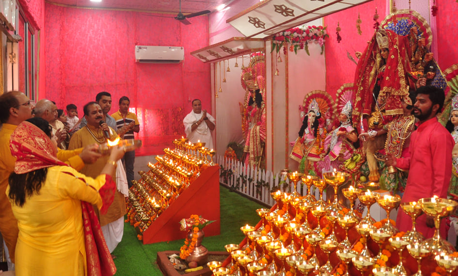 तहसील शिव मन्दिर में प्रथम नवरात्रे पर ज्योति प्रज्जलित करते अतिथिगण तहसील शिव मन्दिर में प्रथम नवरात्रे पर ज्योति प्रज्जलित करते अतिथिगण