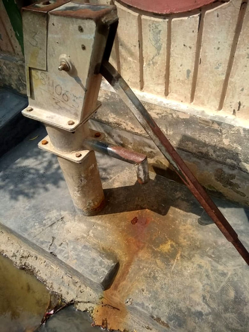 नकुड के गांव तिरपड़ी में हैंडपंप से निकलने वाले पानी से पीला हुआ फर्श नकुड के गांव तिरपड़ी में हैंडपंप से निकलने वाले पानी से पीला हुआ फर्श