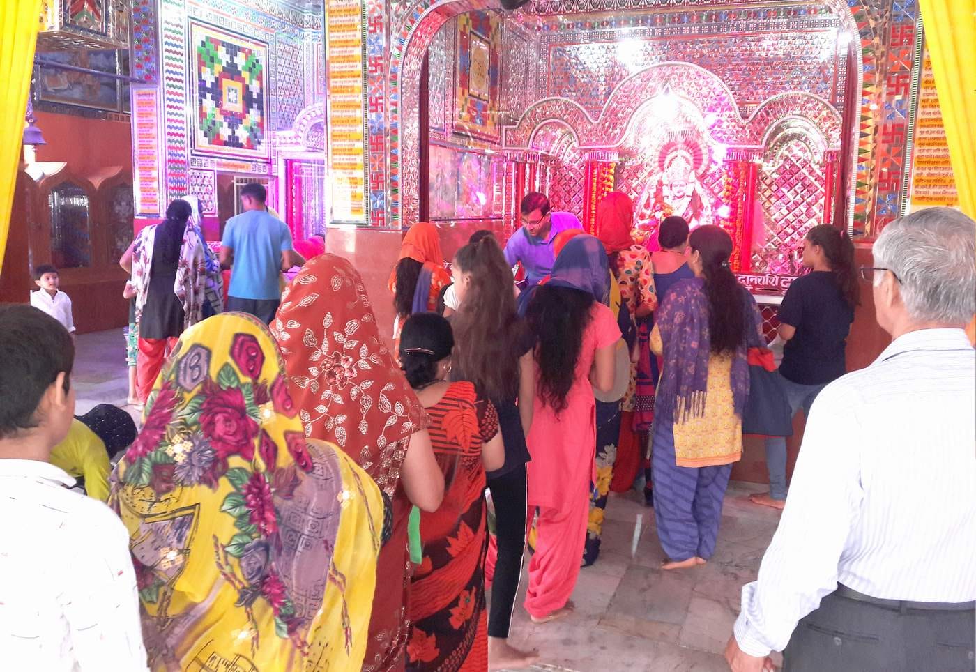कोटद्वार के सिद्धपीठ सुखरो देवी मंदिर में माता के दर्शनों को लगी श्रद्धालुओं की लाइन।