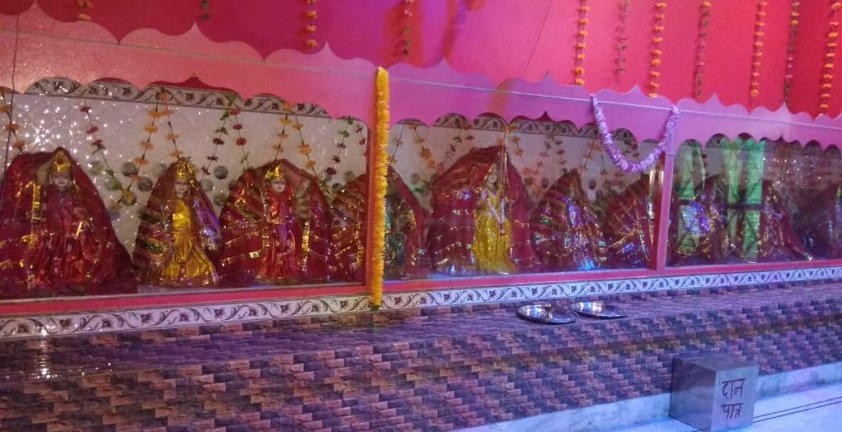 सिनौली गांव स्थित प्राचानी सिद्धपीठ मां चामुंडा देवी का मंदिर में देवियों की प्रतिमा सिनौली गांव स्थित प्राचानी सिद्धपीठ मां चामुंडा देवी का मंदिर में देवियों की प्रतिमा