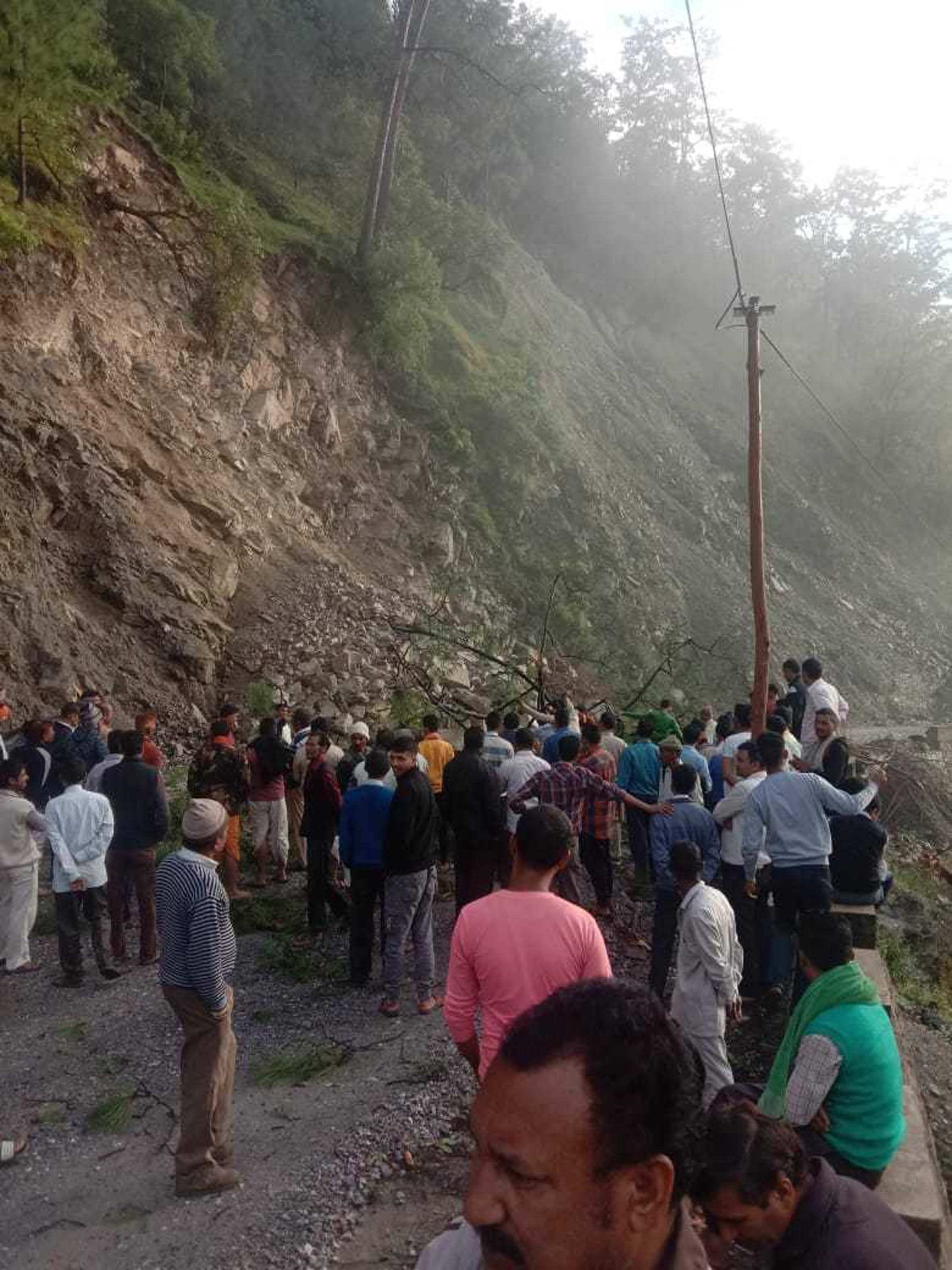 घाट के पास मलबा आने से फंसे लोग।
