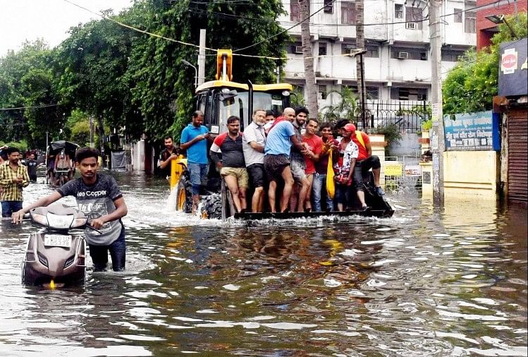 Weather Update, Heavy Rain In Bihar, Flood, Red Alert In 14 District, Patna Rescue Opration Update - बिहार में जल आपदा: अबतक 29 लोगों की मौत, राजधानी पटना के अधिकांश घरों में
