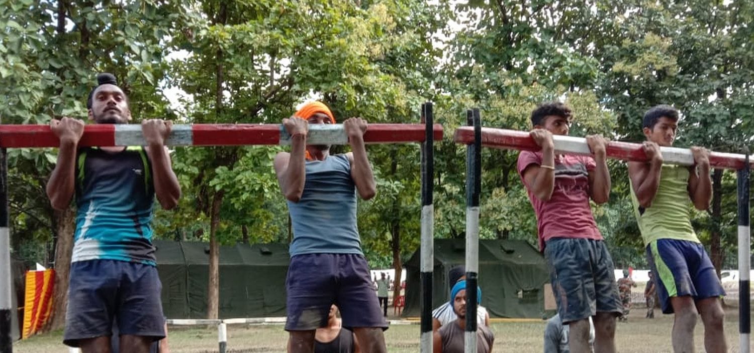 बनबसा में आयोजित सेना भर्ती में बीम अभ्यास करते युवक। बनबसा में आयोजित सेना भर्ती में बीम अभ्यास करते युवक।