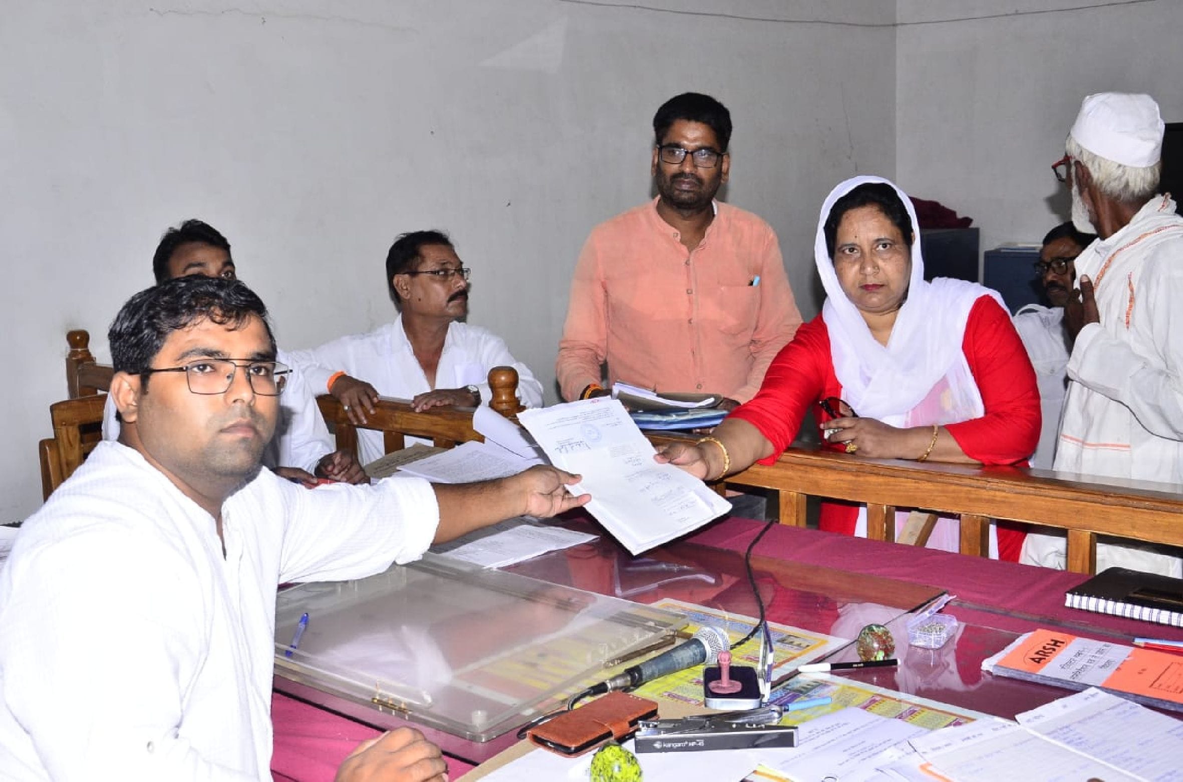 बहराइच के कलेक्ट्रेट में सोमवार को नामांकन करतीं कांग्रेस प्रत्याशी मनु देवी।