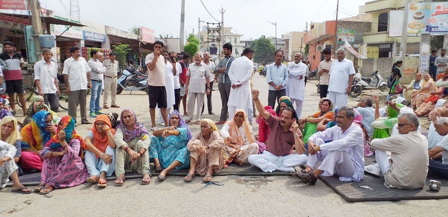 गली का निर्माण नहीं होने पर रोष में आए लोग रेलवे रोड पर जाम लगाकर प्रशासन के खिलाफ नारेबाजी करते ल गली का निर्माण नहीं होने पर रोष में आए लोग रेलवे रोड पर जाम लगाकर प्रशासन के खिलाफ नारेबाजी करते ल