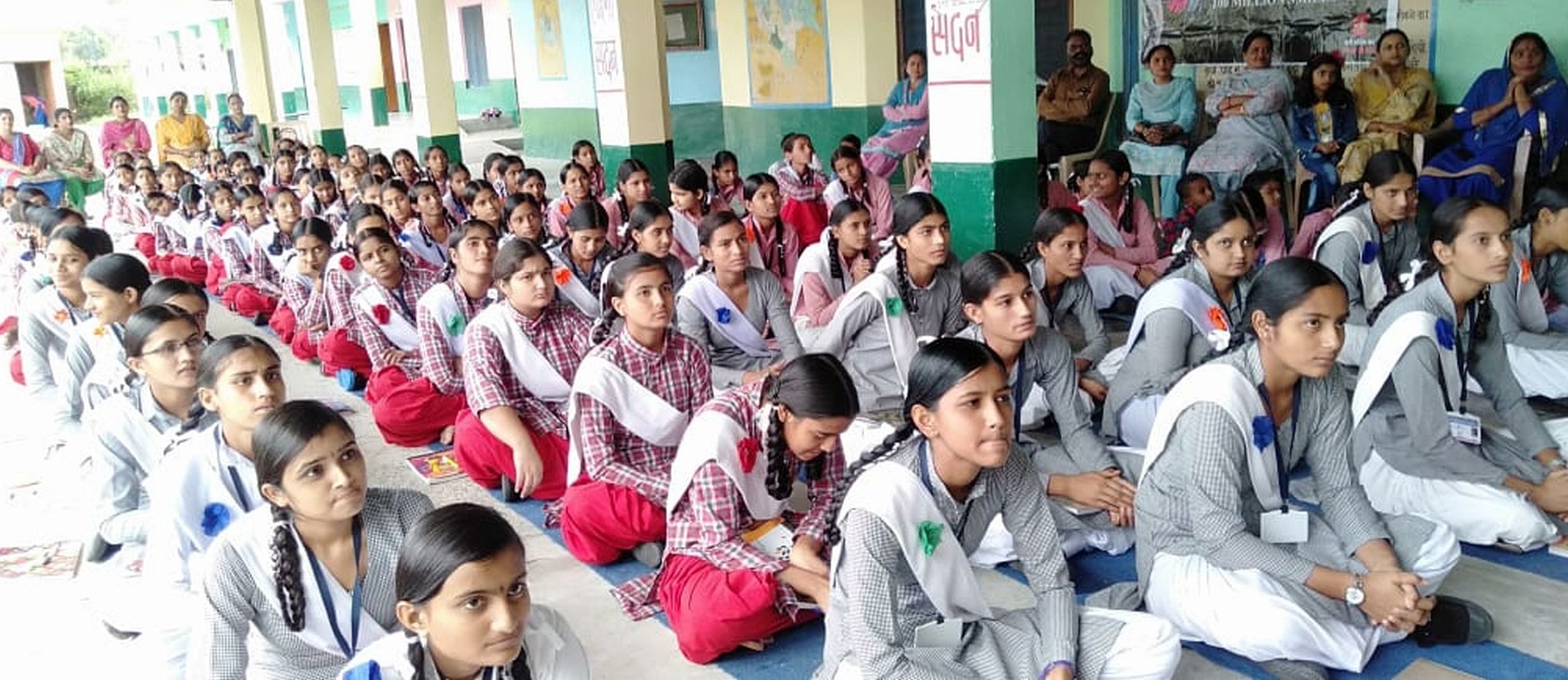 कन्या स्कूल पिपलीवाला में आयोजित अपराजिता कार्यक्रम में मौजूद छात्राएं।