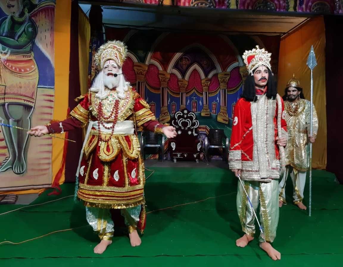 लोहाघाट की रामलीला में अकाल और सूखे से प्रजा को राहत देने के लिए हल चलाने पर मंथन करते महाराजा जनक? लोहाघाट की रामलीला में अकाल और सूखे से प्रजा को राहत देने के लिए हल चलाने पर मंथन करते महाराजा जनक?
