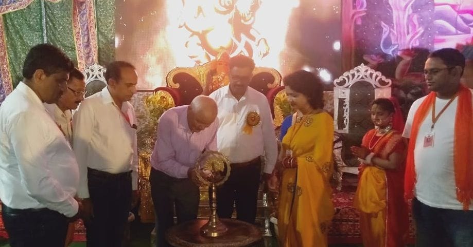 टनकपुर के गांधी मैदान में दीप प्रज्वलित कर रामलीला और दशहरा महोत्सव का शुभारंभ करते रिटायर्ड ब्? टनकपुर के गांधी मैदान में दीप प्रज्वलित कर रामलीला और दशहरा महोत्सव का शुभारंभ करते रिटायर्ड ब्?