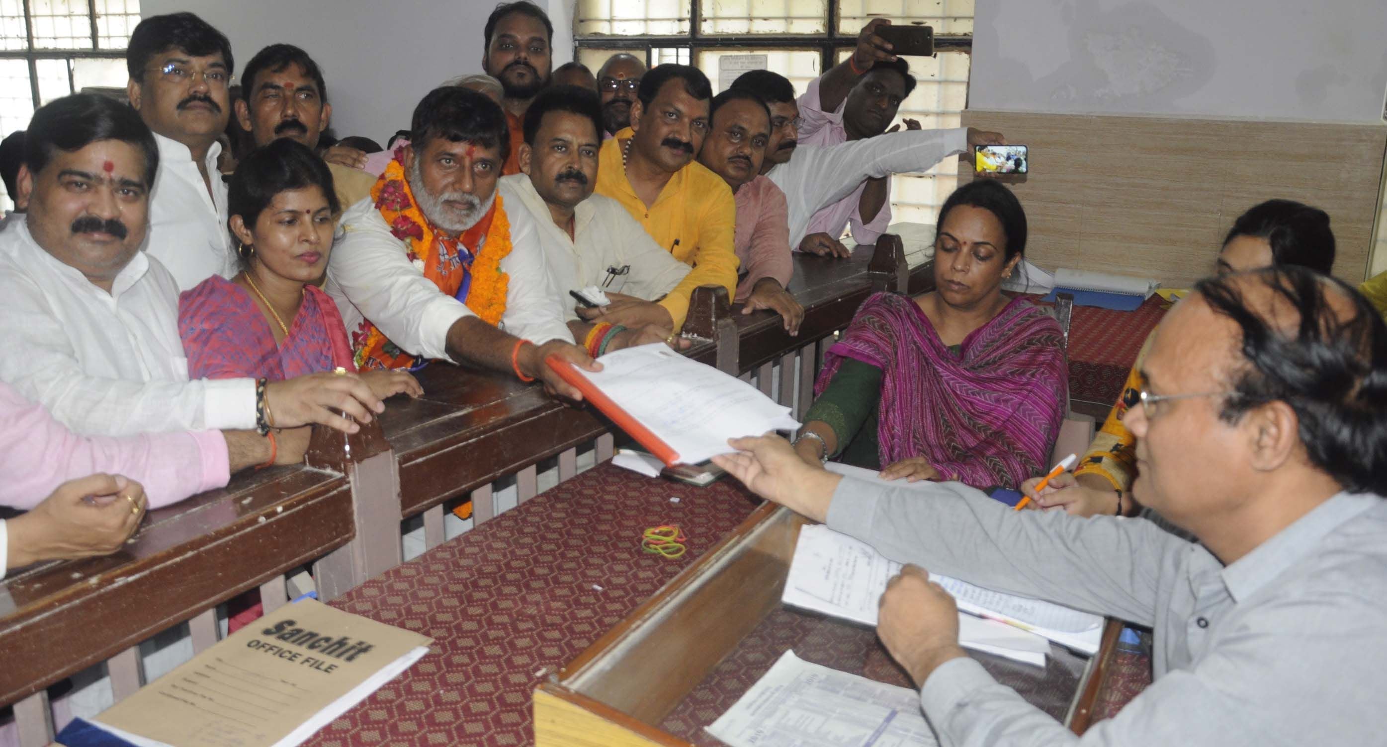 प्रतापगढ़ सदर विधानसभा उप चुनाव को नामांकन पत्र दाखिल करते भाजपा अद प्रत्याशी राजकुमार पाल। प्रतापगढ़ सदर विधानसभा उप चुनाव को नामांकन पत्र दाखिल करते भाजपा अद प्रत्याशी राजकुमार पाल।