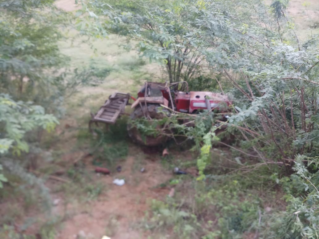 खंदक में पड़ा ट्रैक्टर। खंदक में पड़ा ट्रैक्टर।