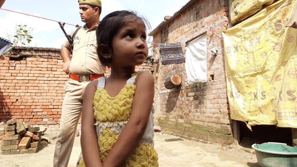 बेटे के साथ जलकर जान देने वाली की बेटी लक्ष्मी। बेटे के साथ जलकर जान देने वाली की बेटी लक्ष्मी।