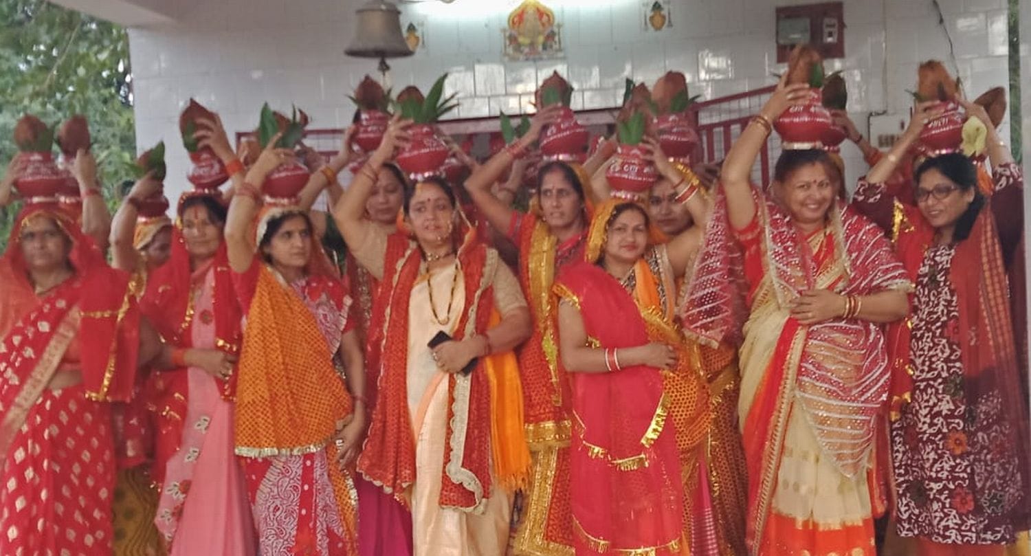 बनबसा एनएचपीसी में दुर्गा पूजा मौके पर कलश यात्रा लिकालती महिलाऐं।