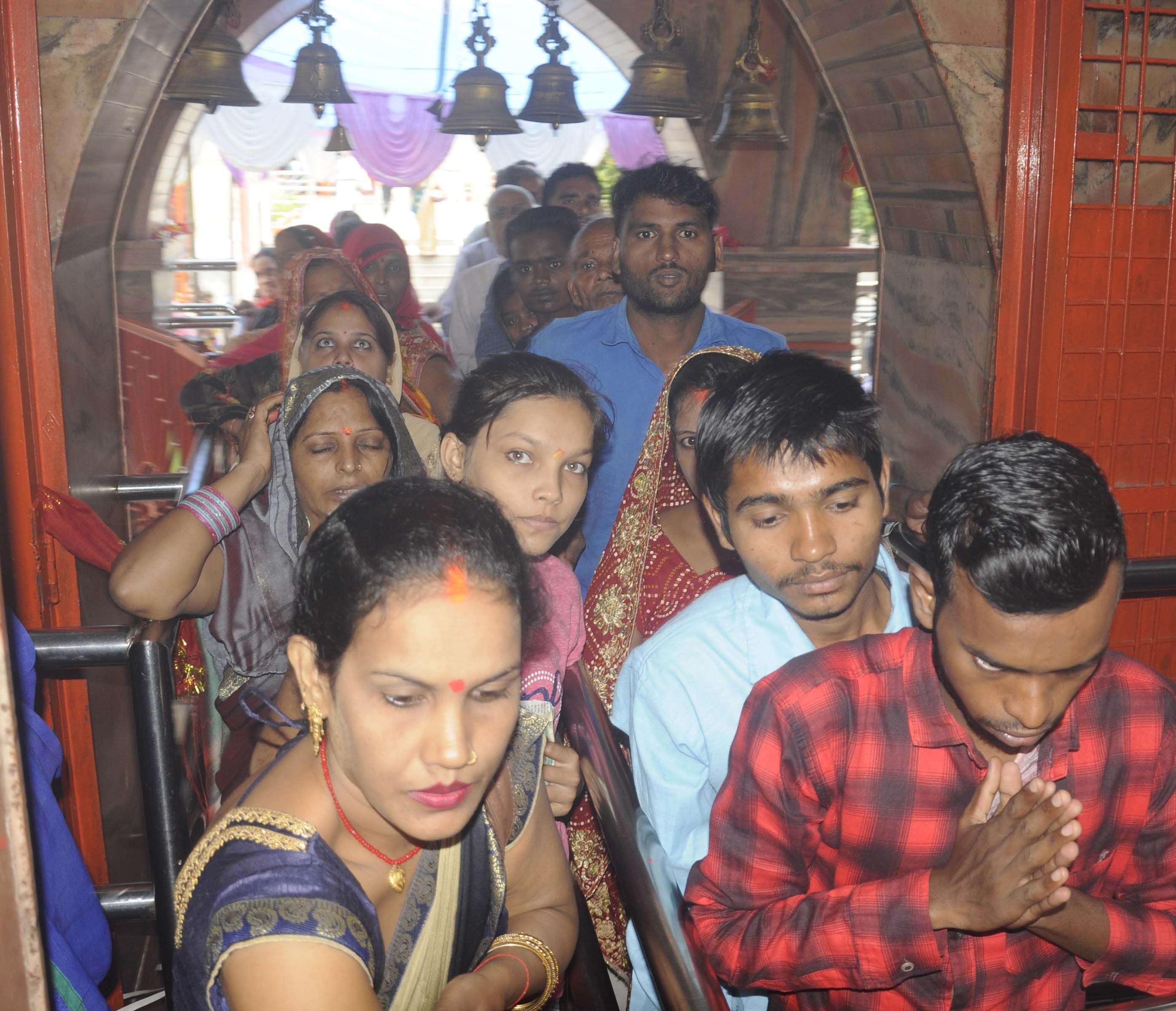 सोमवार को मां बेल्हा देवी के दर्शन को दरबार में पहुंचे श्रद्धालु। सोमवार को मां बेल्हा देवी के दर्शन को दरबार में पहुंचे श्रद्धालु।