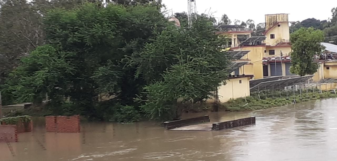 घुइसरानाथ धाम में सई के बाढ़ के पानी में डूबी सडक। घुइसरानाथ धाम में सई के बाढ़ के पानी में डूबी सडक।