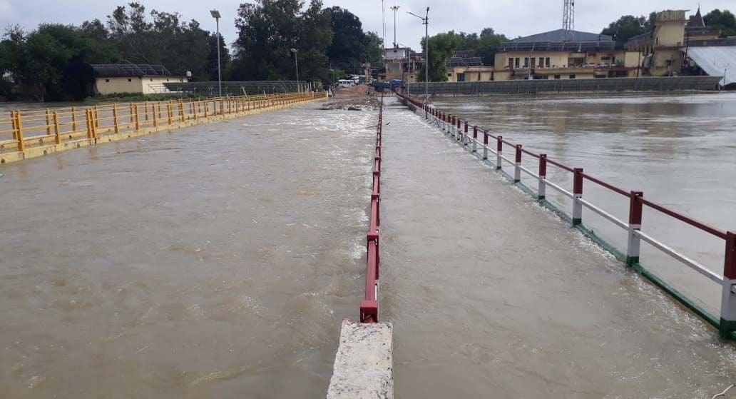 घुइसरनाथ धाम में पैदल पुल के ऊपर से बहता सई नदी के बाढ़ का पानी। घुइसरनाथ धाम में पैदल पुल के ऊपर से बहता सई नदी के बाढ़ का पानी।